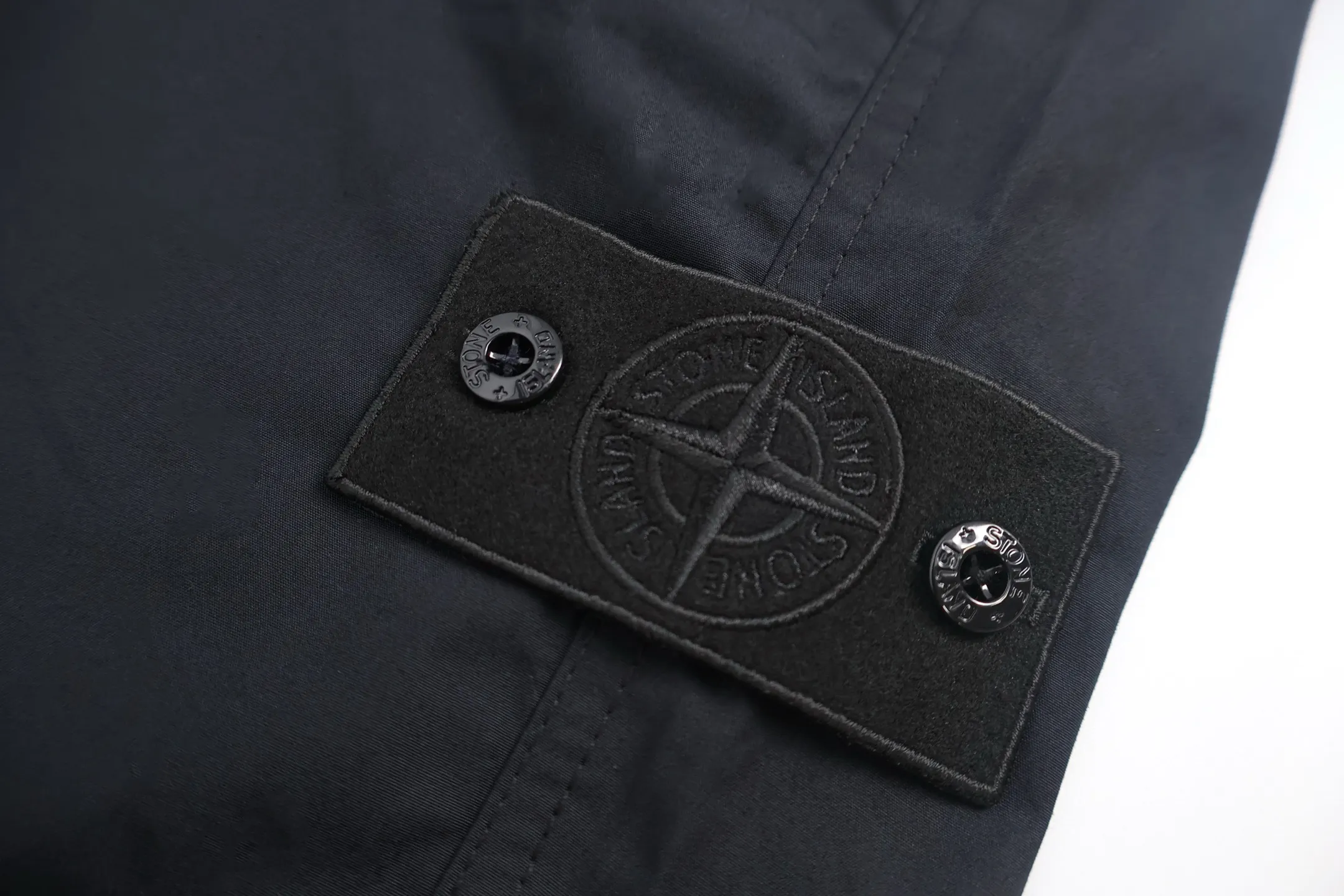 P480 Exclusive supply] Stine Island Stone Island emblem overalls Customized cloud cotton Yixu moisture-permeable soft-skin satin Refreshing and breathable Comfortable and skin-friendly The black base is calm and atmospheric The side of the pants is emblazoned with the Stonesland emblem, using imported machine embroidery technology. Advanced computer control systems and sophisticated mechanical components are used to realize the Stonesland emblem embroidery operation with high precision and smooth and delicate lines. Accessories are customized with 1:1 Stonelsland snap buttons. Size:30-32-34-36
